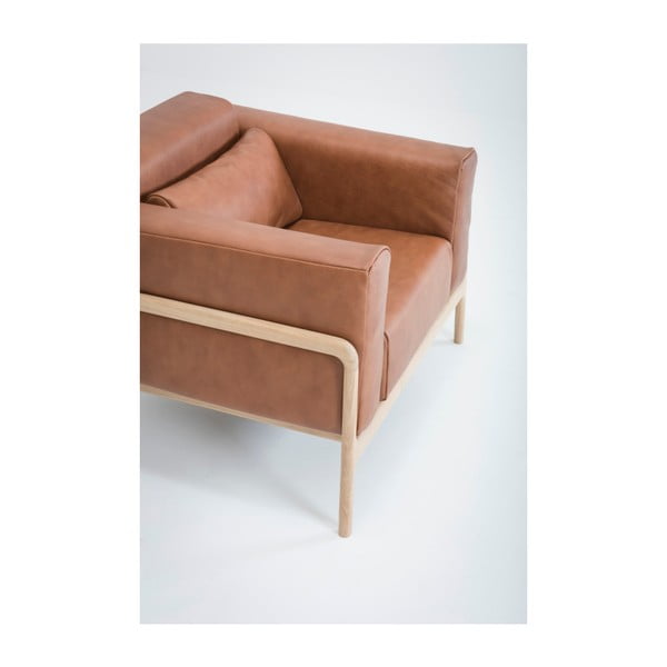 Poltrona in pelle di bufalo marrone cognac con struttura in rovere massiccio Fawn - Gazzda-image-2