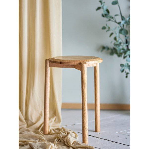 Sgabello di colore naturale in legno di quercia  Gil - Bloomingville-image-1