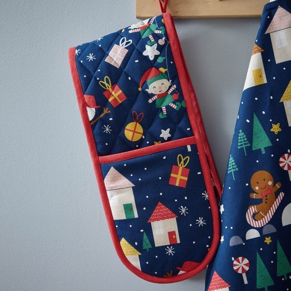 Guanto da cucina doppio con motivo natalizio Santa's Christmas Wonderland - Catherine Lansfield-image-1