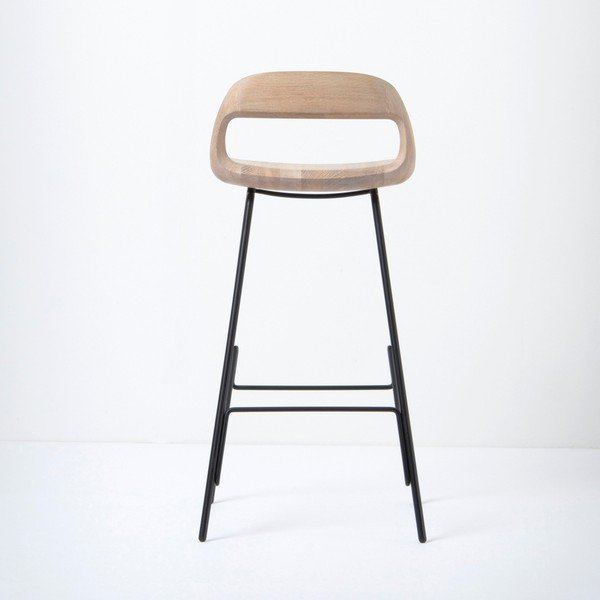 Sgabello da bar con seduta in rovere massiccio e gambe nere , altezza 93 cm Leina - Gazzda-image-3
