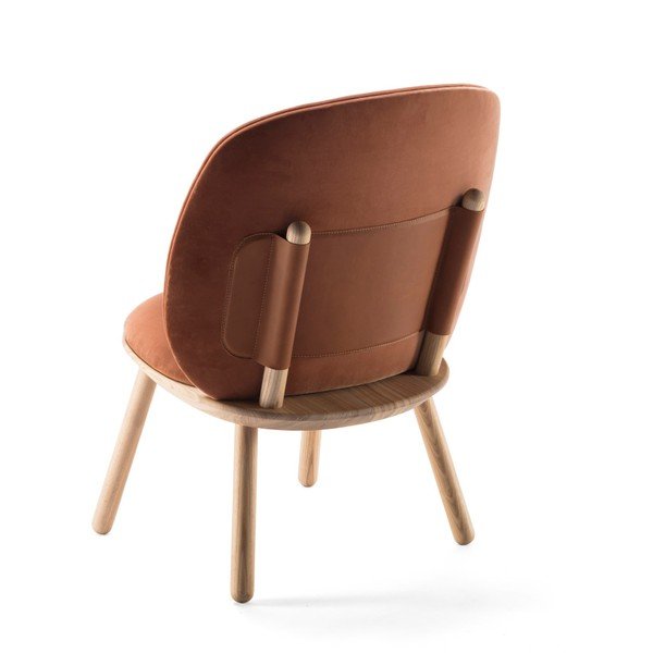 Poltrona in velluto arancione terracotta con struttura in legno di frassino e dettagli in pelle Naïve - EMKO-image-3