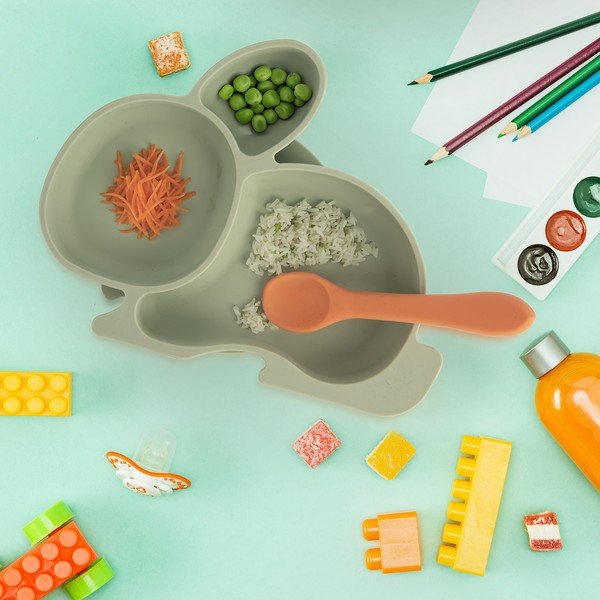 Piatto per bambini color salvia in silicone 18x23 cm Bunny – Orion-image-1