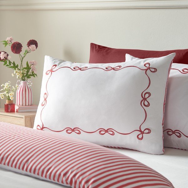 Set copripiumino e federa rosso/bianco per letto matrimoniale 200x200 cm Bow Embroidery – Catherine Lansfield-image-3