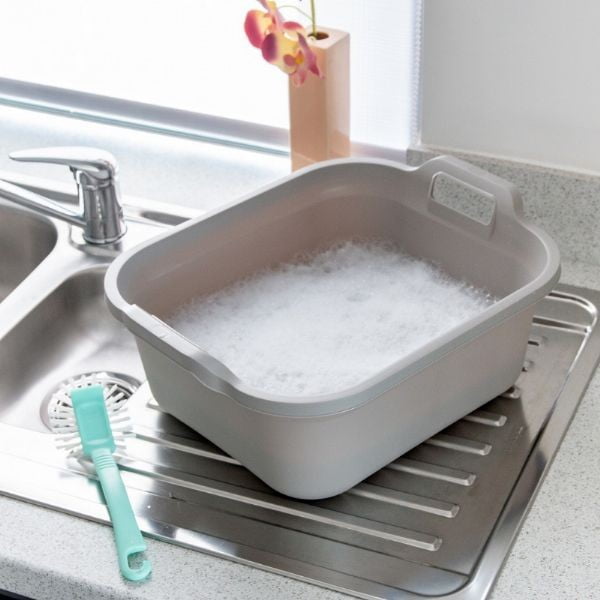 Lavorazione in plastica nera con due manici , 39 x 32 x 14 cm - Addis-image-1