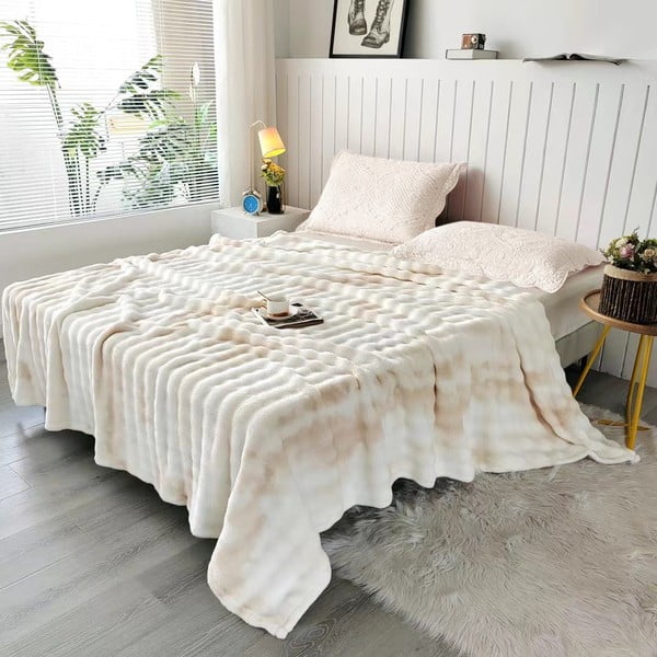 Copriletto color crema in micropile 150x200 cm Victory – My House
