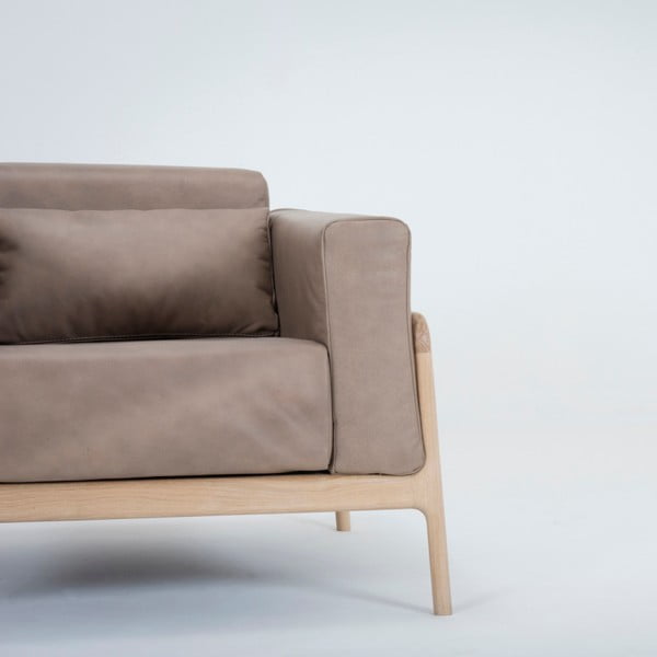 Poltrona in pelle di bufalo marrone chiaro con struttura in rovere massiccio Fawn - Gazzda-image-3