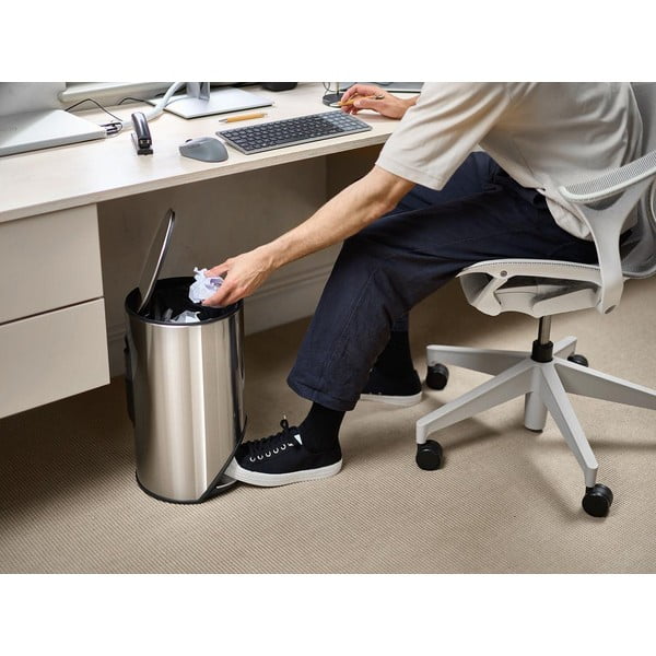 Cestino per la spazzatura color argento lucido in acciaio inox con pedale 10 l Arc – Joseph Joseph-image-1