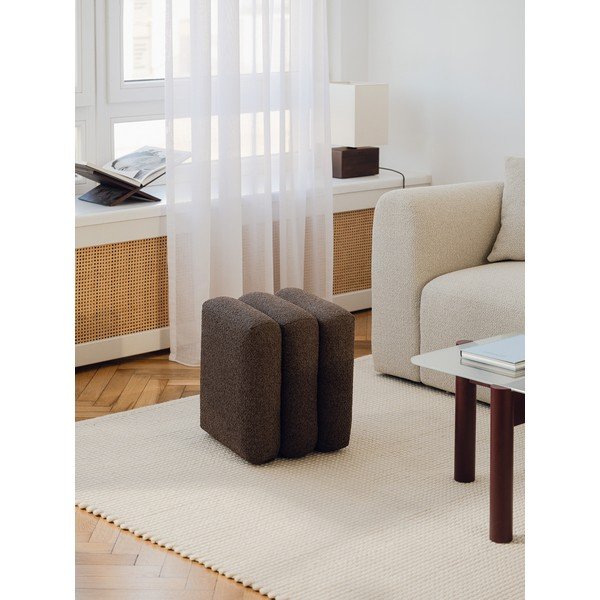 Poggiapiedi marrone con rivestimento in bouclé Radd – noo.ma-image-3