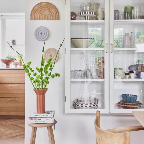 Sedia da bar colore naturale chiaro in rovere massiccio (altezza della seduta 65 cm) Moto – OYOY Living Design-image-2