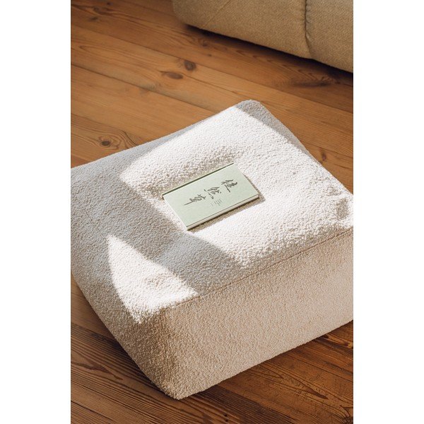 Poggiapiedi beige con rivestimento in bouclé Keno – noo.ma-image-3