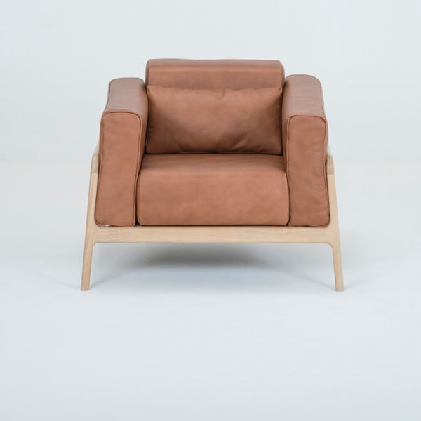 Poltrona in pelle di bufalo marrone cognac con struttura in rovere massiccio Fawn - Gazzda-image-1