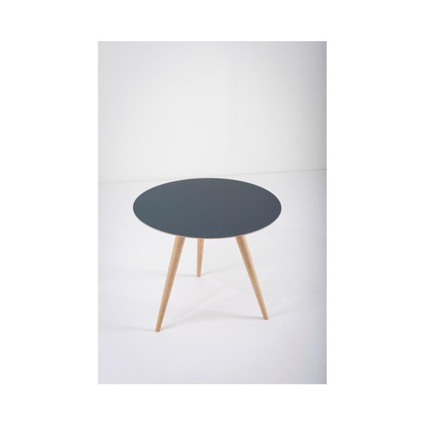 Tavolino in legno di quercia con piano blu , ⌀ 55 cm Arp - Gazzda-image-3