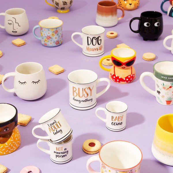 Tazza bianca con dettagli neri e oro Metallic Busy, 400 ml Busy Doing Nothing - Sass & Belle-image-1
