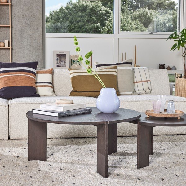 Tavolino da salotto rotondo colore naturale scuro in frassino massiccio ø 65 cm Oy – OYOY Living Design-image-1