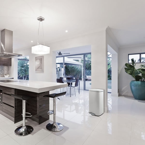 Cestino per la spazzatura bianco opaco in acciaio con pedale 50 l   Akira – Spirella-image-2