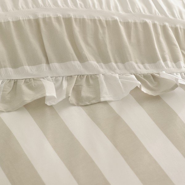 Set copripiumino e federa beige per letto matrimoniale 3 pezzi 200x200 cm Seersucker Frill Stripe – Catherine Lansfield-image-3