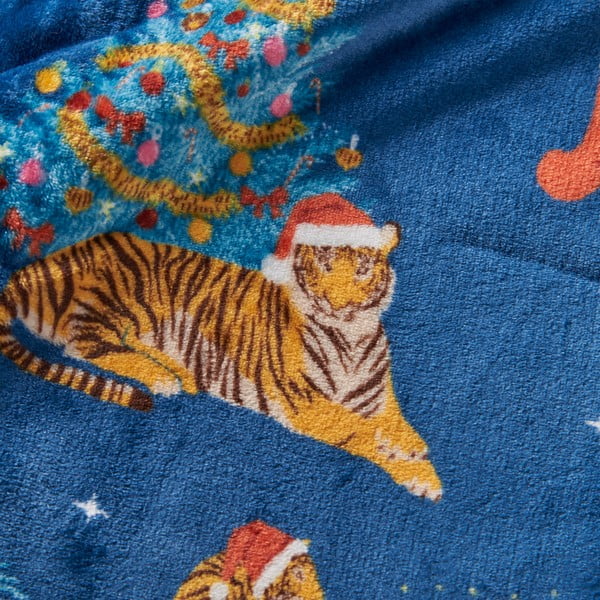 Coperta blu in micropile a tema natalizio 130x170 cm Christmas Tiger – Catherine Lansfield-image-3
