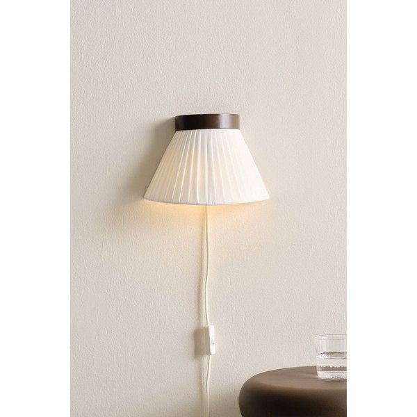 Lampada da parete bianca/marrone in tessuto con alimentazione a corrente Alvar – Jotex-image-1