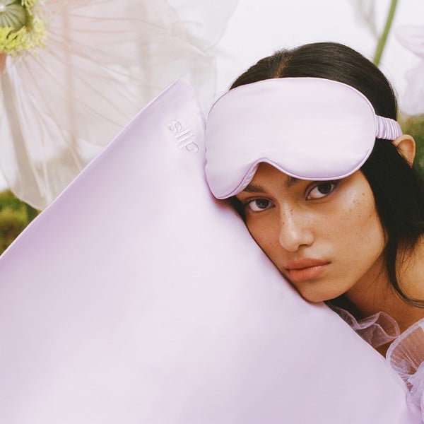 Maschera per dormire color lavanda in seta Contour Wildflower – slip-image-3