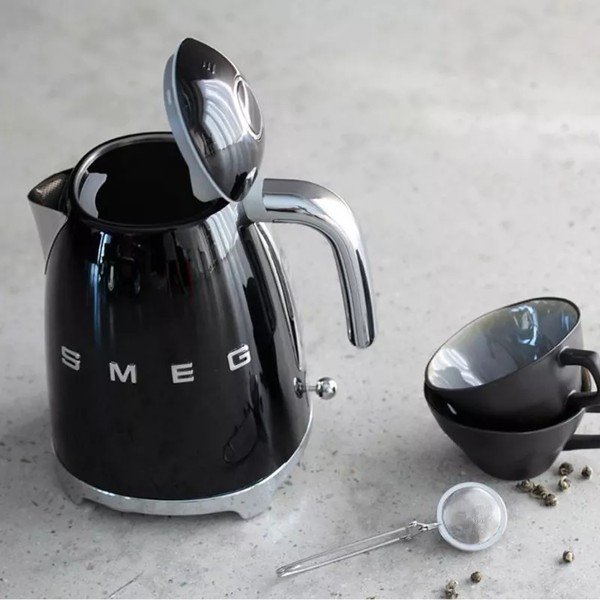 Bollitore in acciaio inox nero da 1,7 l Retro Style - SMEG-image-1