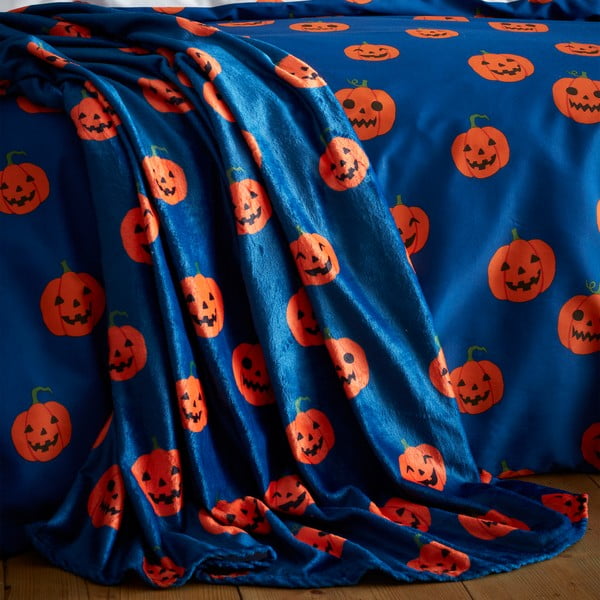 Coperta blu e arancione in micropile a tema Halloween 130x170 cm Halloween Pumpkins – Catherine Lansfield-image-1