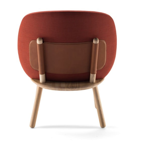 Poltrona marrone cognac con struttura in legno di frassino e dettagli in pelle Naïve - EMKO-image-2