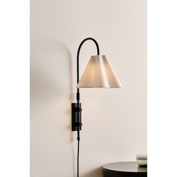 Lampada da parete nera/beige in tessuto con alimentazione a corrente con struttura flessibile Francis – Jotex-image-1