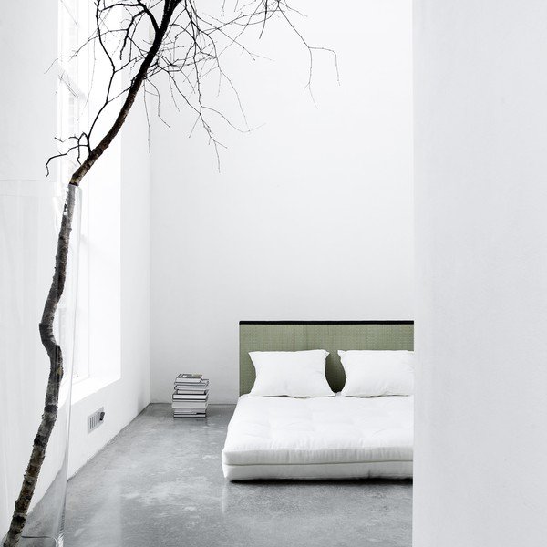 Postel/sofa Sano, světlé se světlými polštáři