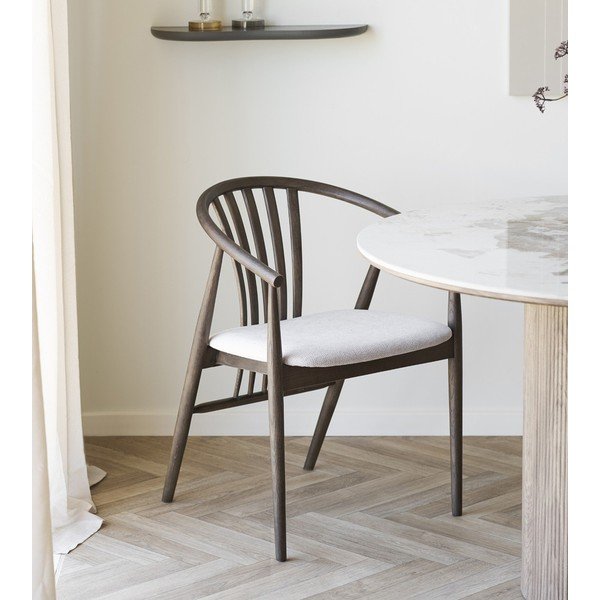 Sedia da pranzo marrone scuro in rovere massiccio con braccioli Agustin – House Nordic-image-2