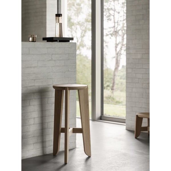 Sedia da bar di colore naturale in rovere massiccio (altezza della seduta 75 cm) Eli – Blomus-image-4