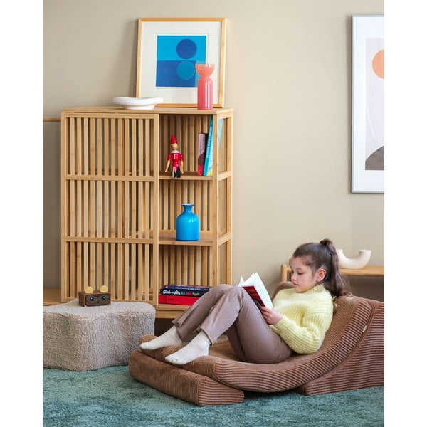 Pouf per bambini marrone chiaro con rivestimento in bouclé Cloud – Wigiwama-image-4