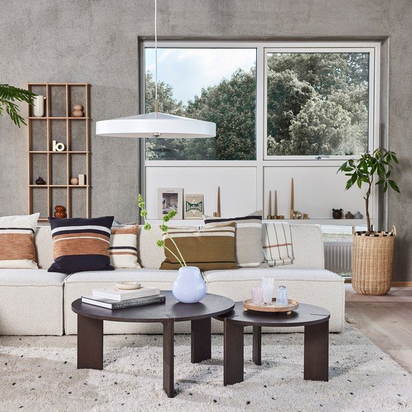 Tavolino da salotto rotondo colore naturale scuro in frassino massiccio ø 65 cm Oy – OYOY Living Design-image-2