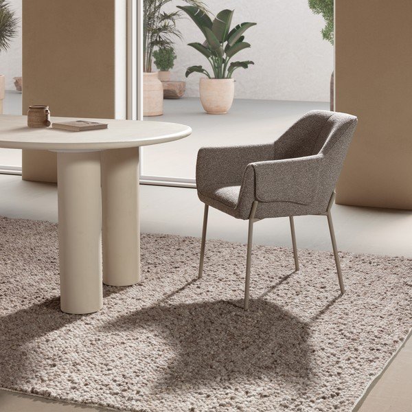 Set di sedie da pranzo marrone chiaro imbottito con braccioli Suma – MOME-image-1