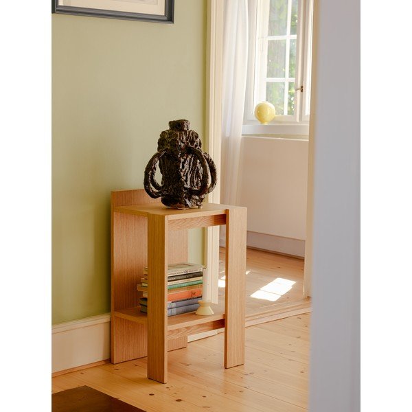 Comodino di colore naturale con effetto rovere con ripiani Merge – Hübsch-image-3