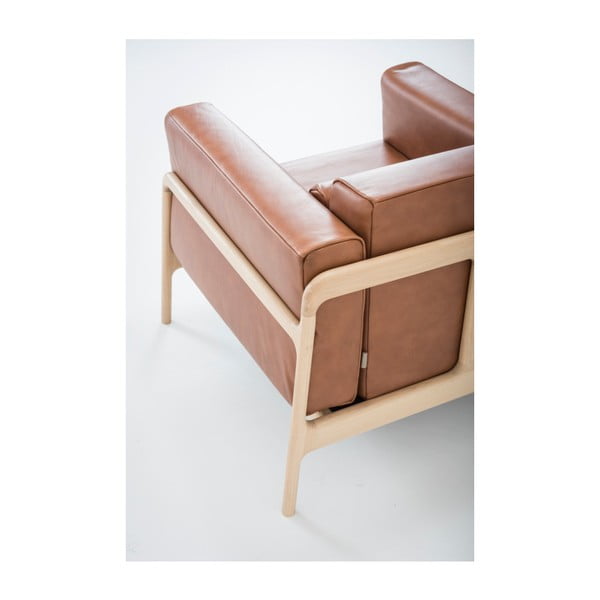 Poltrona in pelle di bufalo marrone cognac con struttura in rovere massiccio Fawn - Gazzda-image-4