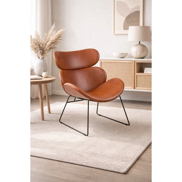 Poltrona in similpelle marrone con gambe nere Cazar - Actona-image-1