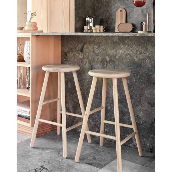 Sedia da bar colore naturale chiaro in rovere massiccio (altezza della seduta 65 cm) Moto – OYOY Living Design-image-1