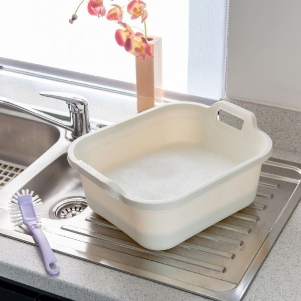 Lavorazione in plastica color crema con due manici , 39 x 32 x 14 cm - Addis-image-1