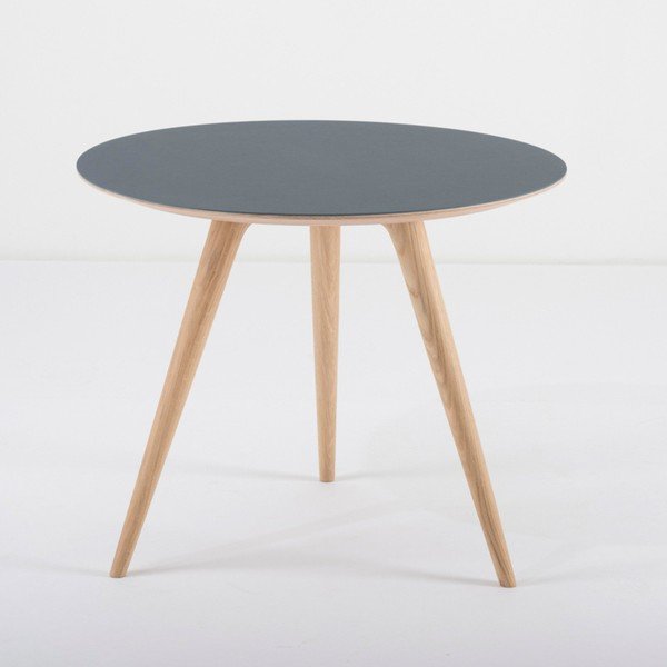 Tavolino in legno di quercia con piano blu , ⌀ 55 cm Arp - Gazzda