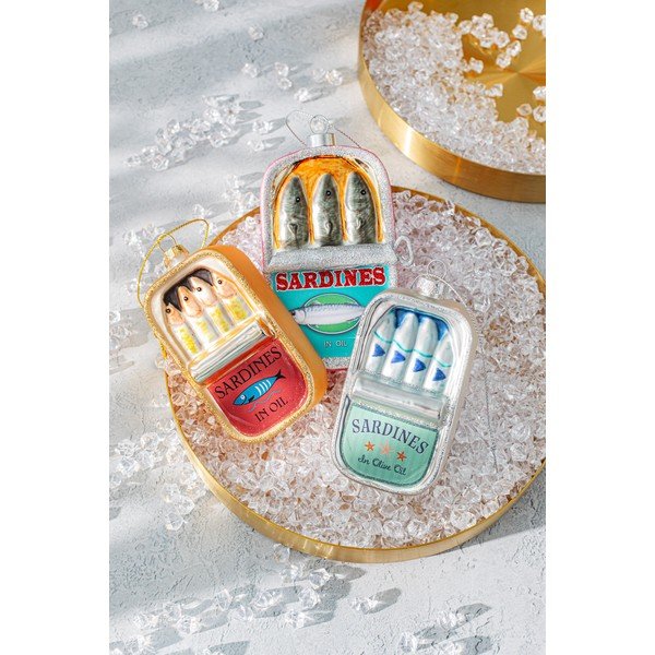 Decorazione per albero di natale in vetro 7 cm Can of Sardines – Sass & Belle-image-2