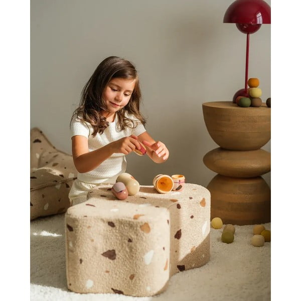 Pouf per bambini marrone chiaro con rivestimento in bouclé e ciniglia Terrazzo Cloud – Wigiwama-image-4