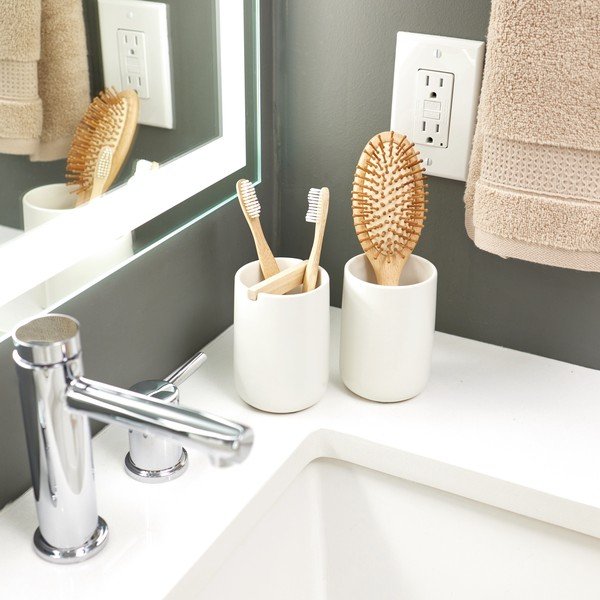 Bicchiere per spazzolino da denti in ceramica bianca Vanity Eco Vanity - iDesign-image-1