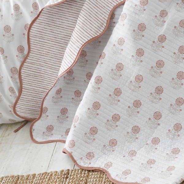 Copriletto bianco con rivestimento trapuntato 220x230 cm Woodblock Floral – Pineapple Elephant-image-1