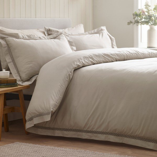 Set copripiumino e federa marrone chiaro per letto matrimoniale e per letto esteso 230x220 cm Classic Lattice Lace – Catherine Lansfield-image-1