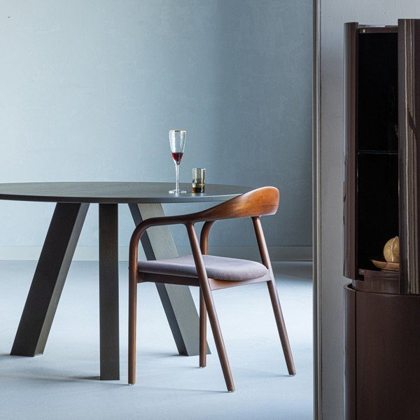 Sedia da pranzo marrone in faggio massiccio con braccioli Bran – WOOOD-image-1