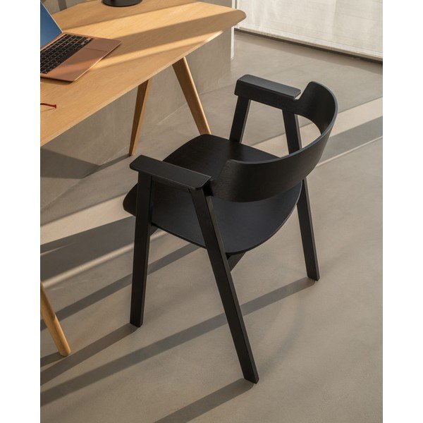 Sedia da pranzo nera in rovere massiccio con braccioli Flip – Gazzda-image-1