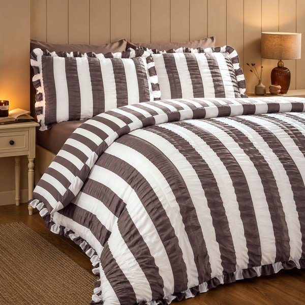 Set copripiumino e federa marrone scuro per letto matrimoniale 200x200 cm Seersucker Frill Stripe – Catherine Lansfield-image-1