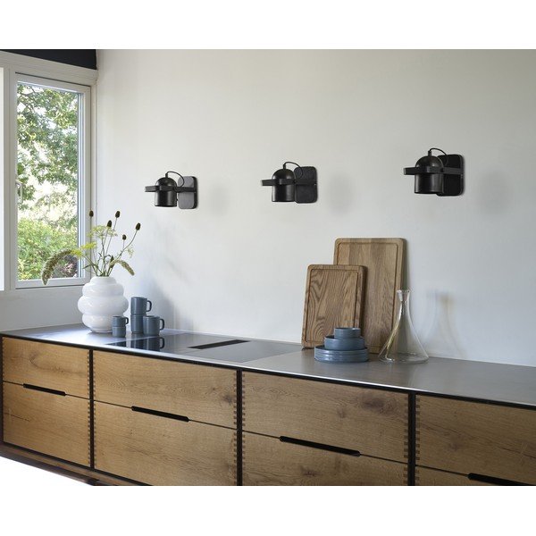 Lampada da parete nera in metallo con alimentazione a corrente con struttura flessibile Nesvik – Villa Collection-image-3