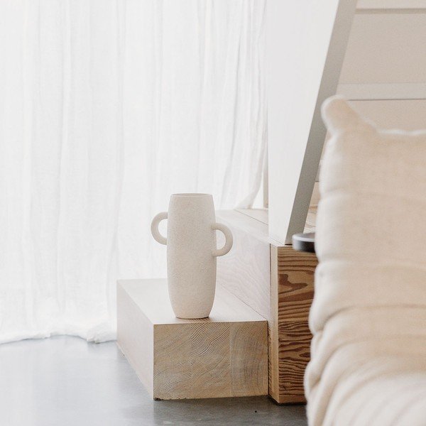Vaso bianco in ceramica (altezza totale 30 cm) Bullet – S|P Collection-image-2