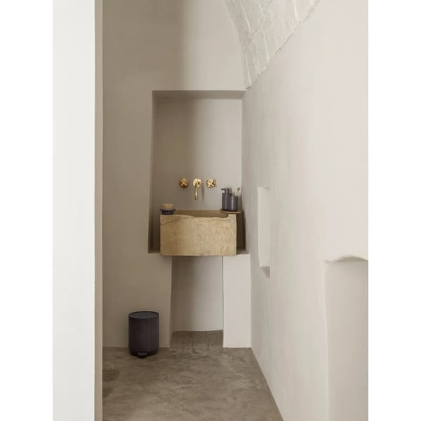 Portaspazzolino grigio in poliresina Kua – Blomus-image-4